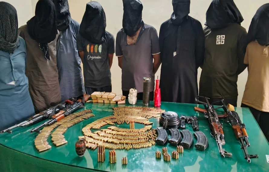 کوٹلی: مسلح جتھے کیخلاف کارروائی، 8 شرپسند گرفتار، دستی بم، بھاری اسلحہ برآمد، پولیس حکام