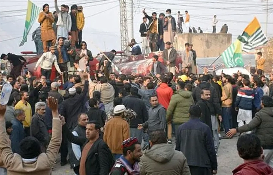 کالعدم ایکشن کمیٹی کے شرپسندوں کی فائرنگ، کانسٹیبل  زخمی،سرچ آپریشن شروع