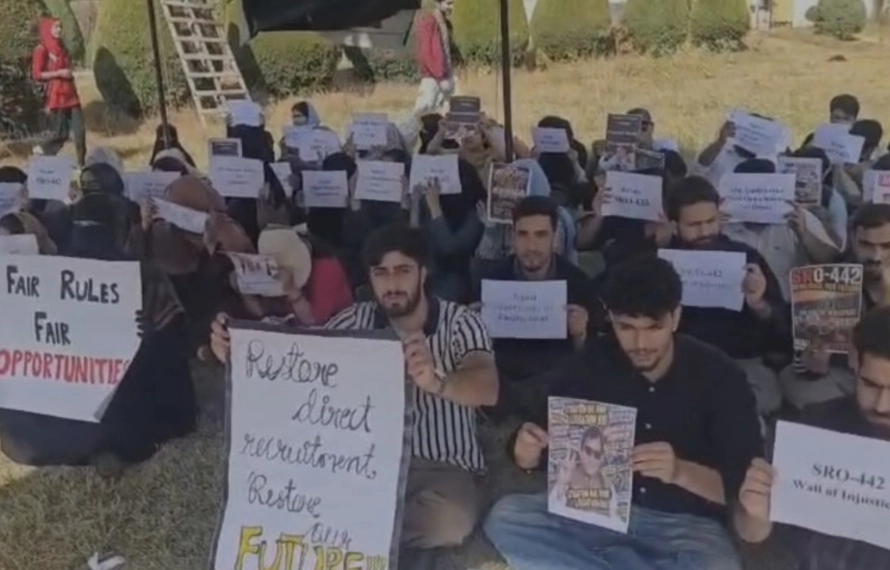 سوپور میں زرعی گریجویٹس کا احتجاج 18ویں روز بھی جاری رہا