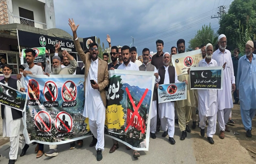 آزادکشمیر:خیبر پختونخوا میں گورنر راج ، شہریوں کا جشن، مٹھائیاں تقسیم