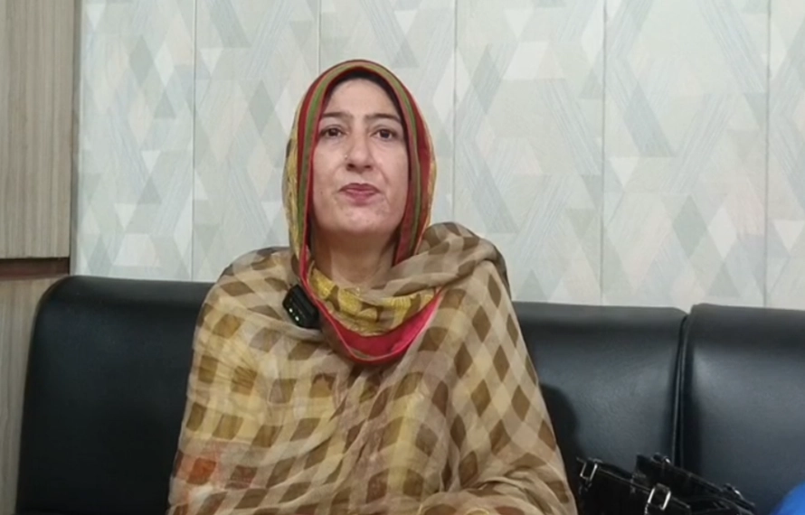خون سفید ہوگیا، بہن نے بہن کا گھر چھین لیا، بشریٰ غلام رسول کا الزام