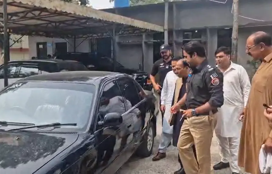 میرپور پولیس کا بڑا اقدام! نوسربازوں کے چنگل سے برٹش نژاد شہری کی گاڑی برآمد