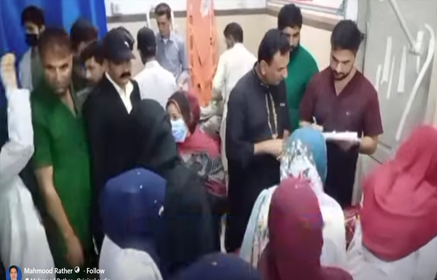 دھیرکوٹ: وین حادثے کا شکار، خاتون جاں بحق، 16 بچے،ڈرائیور زخمی