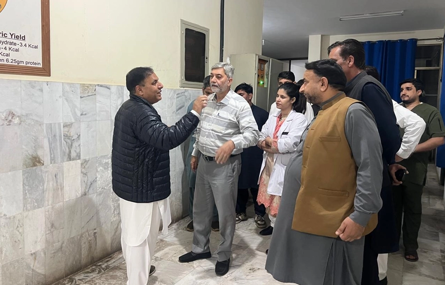 مریضہ کی ہلاکت پر ڈاکٹر مصطفیٰ بشیر عباسی کا فوری ایکشن، چھٹی کے روز ایمز ہسپتال کا دورہ