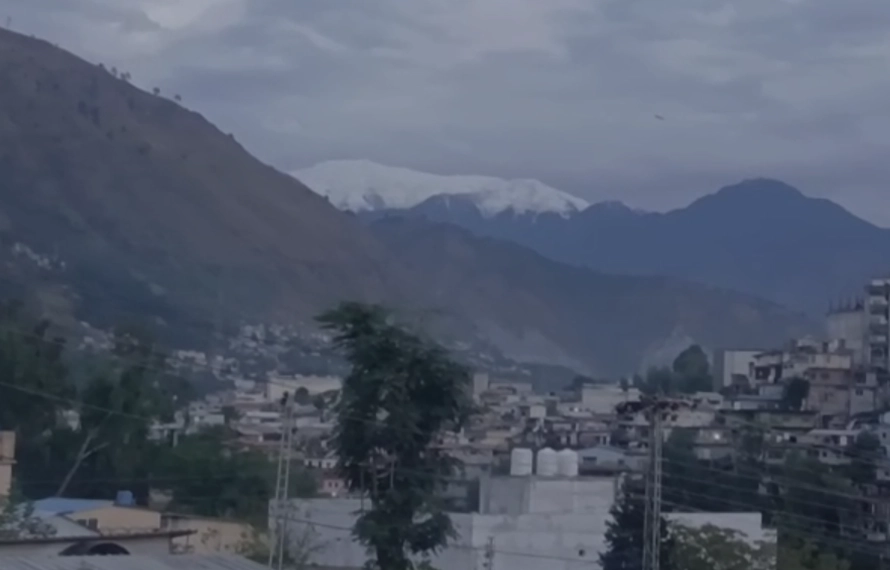 موسم نے لی انگڑائی، مظفرآباد کے پہاڑوں نے سفید چادر اوڑھ لی، دلفریب منظر