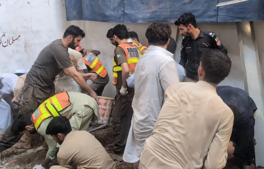 پشاور میں نجی اسکول کی خستہ حال عمارت کی چھت گر گئی: 17 بچوں خاتون ٹیچر سمیت 18 افراد جاں بحق