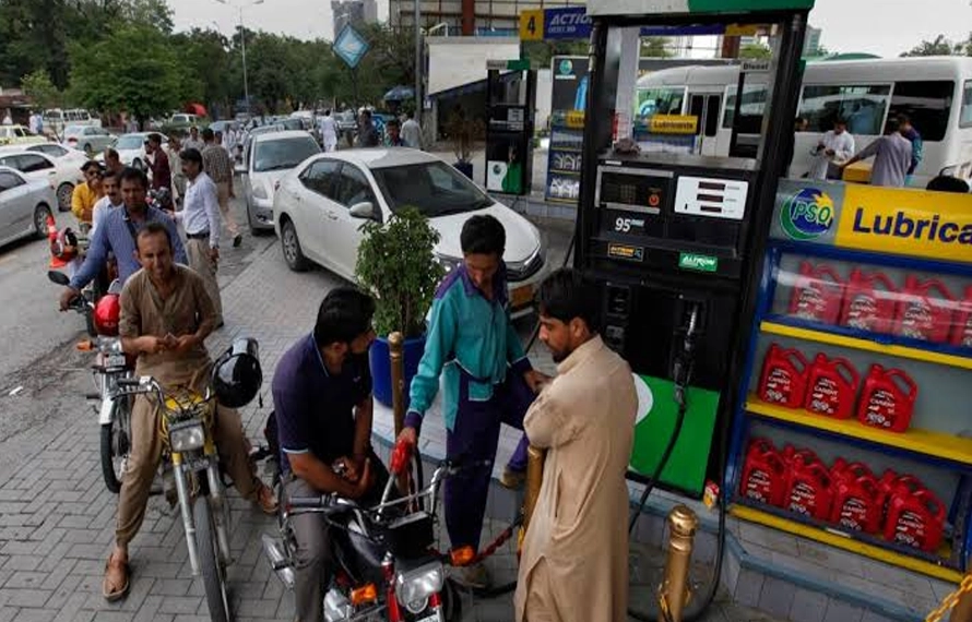 پیٹرول ایک روپے60روپے سستا،ڈیزل1روپے 64پیسے مہنگا،نوٹیفکیشن جاری