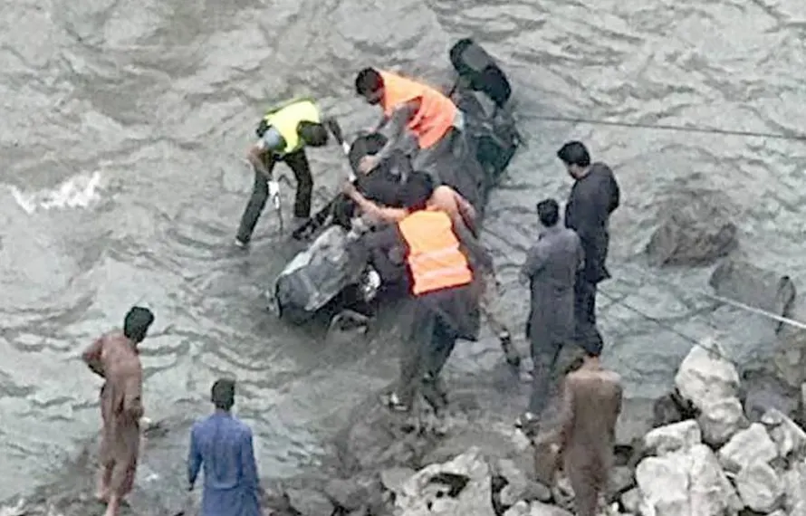 وادیِ نیلم: سکول جانے والے بچوں کی گاڑی دریا میں جا گری، 4 بچے جاں بحق، 5 زخمی