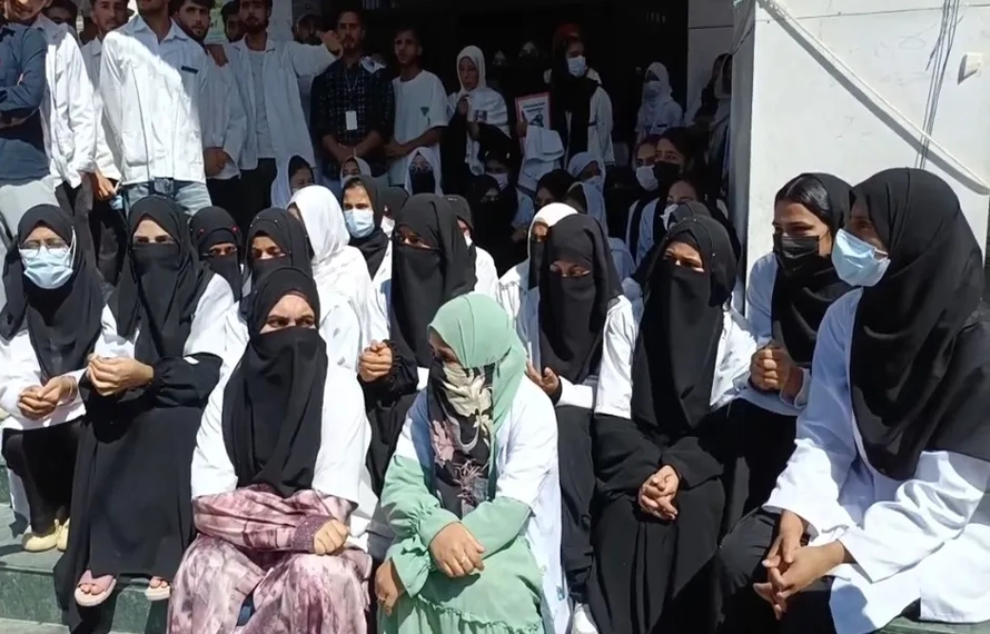 مقبوضہ کشمیر :ڈوڈہ میڈیکل کالج میں برقعے پر پابندی کیخلاف احتجاج