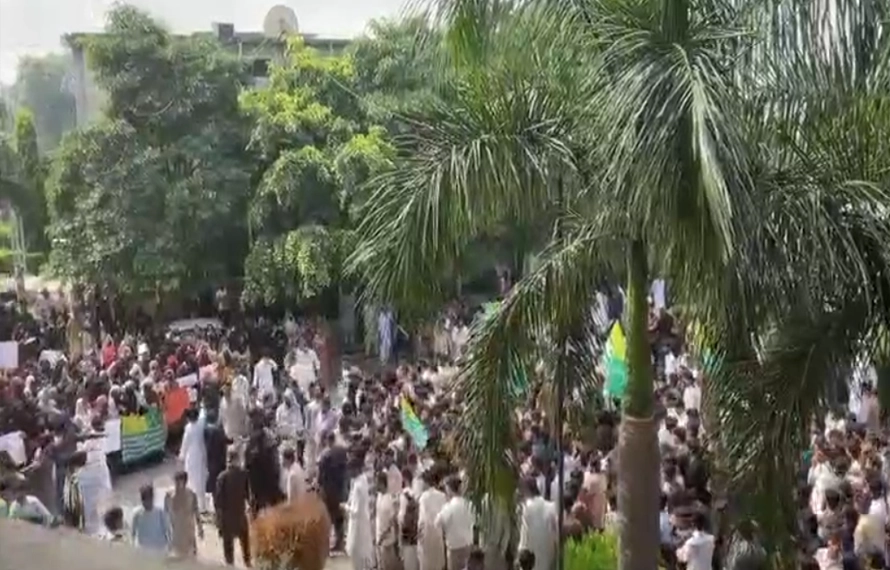 میرپور:سکول اور یونیورسٹی کے طلباء سڑکوں پرآگئے، شدید احتجاج، کوٹلی روڈ بند